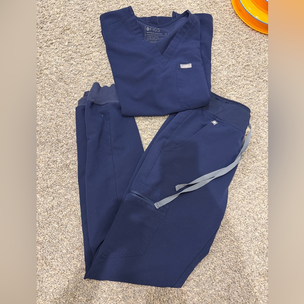 Women’s Figs scrub set in navy